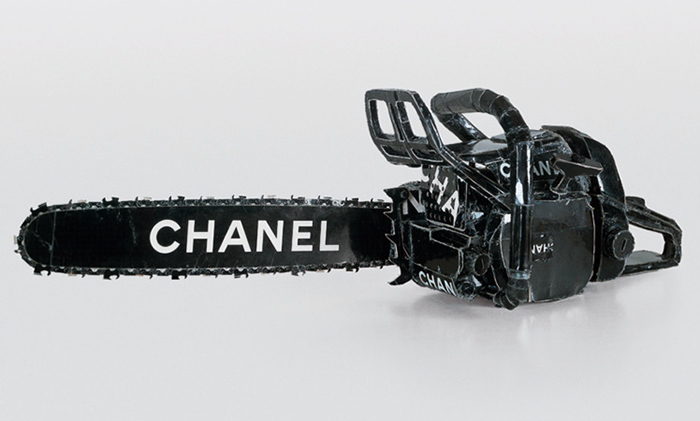 Tom Sachs, “Chanel Chain Saw”, 1996, cartón y adhesivo.