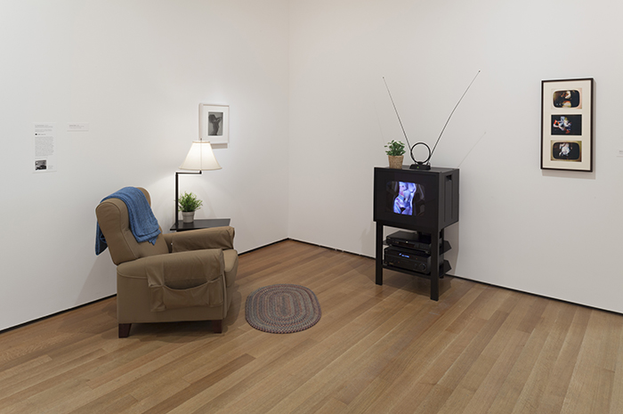Robert Heinecken, “TV / Time Environment”, recreación de la instalación de 1970, transparencia en blanco y negro original y ambiente recreado.